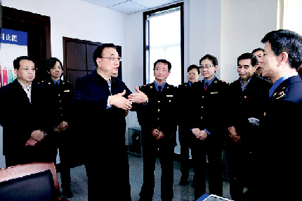 李克强考察威海皇冠市场监管所